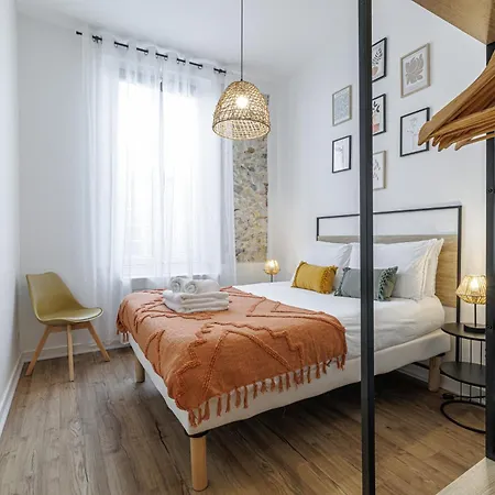 Old Town Superb New Flat, For 3, Ac, Wi-fi アパート アンティーブ