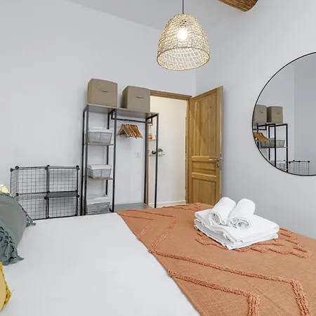 アパート Old Town Superb New Flat, For 3, Ac, Wi-fi アンティーブ